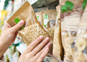 Bao bì thực phẩm giấy hay bao bì nhựa, kinh doanh F&B nên chọn loại nào?